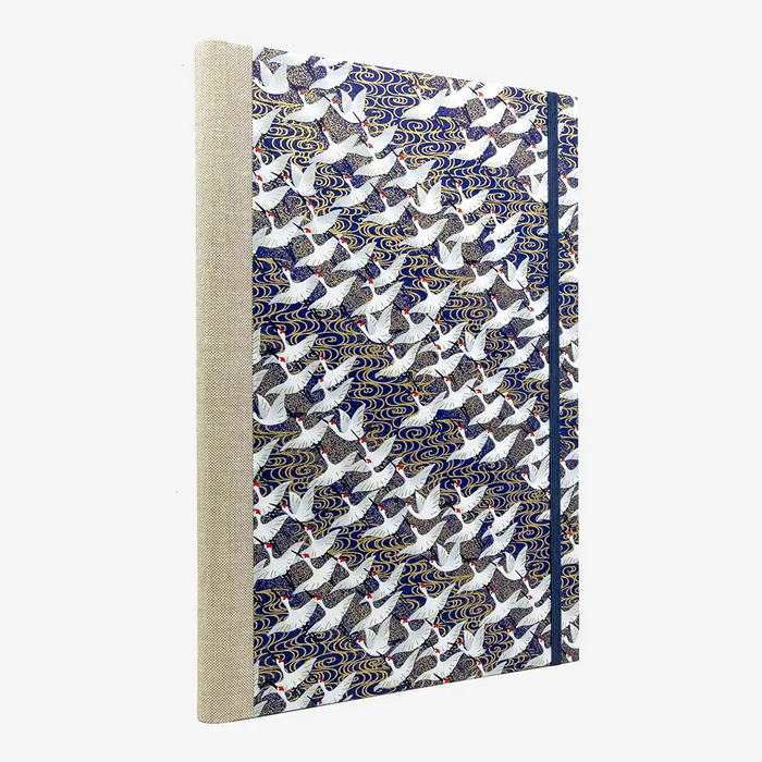 Notizbuch-A4-liniert-160Seiten-Cover-chiyogami-Motiv-Kraniche-auf-blau-seitlich-von-hinten