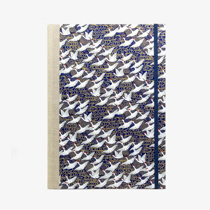 Notizbuch-A4-liniert-160Seiten-Cover-chiyogami-Motiv-Kraniche-auf-blau-von-vorn