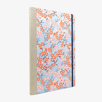 Notizbuch-A4-liniert-160Seiten-Cover-chiyogami-Motiv-Pflaumenblueten-pink-auf-hellblau-seitlich-von-hinten