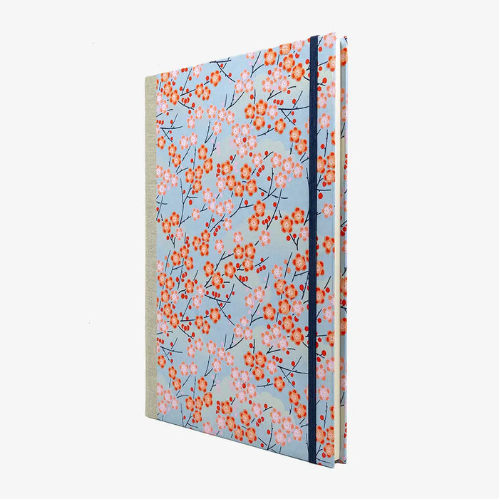 Notizbuch-A4-liniert-160Seiten-Cover-chiyogami-Motiv-Pflaumenblueten-pink-auf-hellblau-seitlich-von-vorn