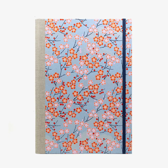 Notizbuch-A4-liniert-160Seiten-Cover-chiyogami-Motiv-Pflaumenblueten-pink-auf-hellblau-von-vorn