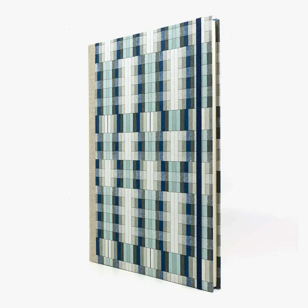 Notizbuch-A4-liniert-160Seiten-Cover-chiyogami-Motiv-Rechtecke-blau-grau-seitlich-von-vorn