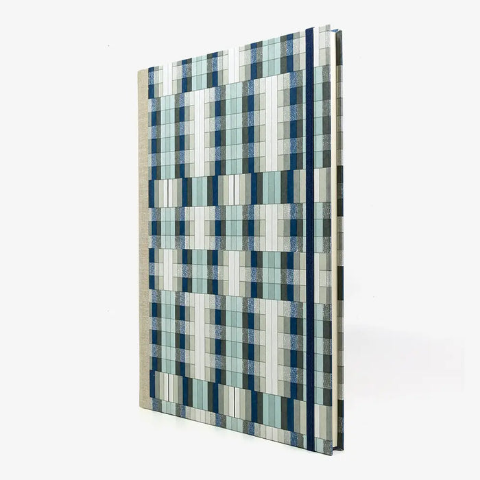 Notizbuch-A4-liniert-160Seiten-Cover-chiyogami-Motiv-Rechtecke-blau-grau-seitlich-von-vorn