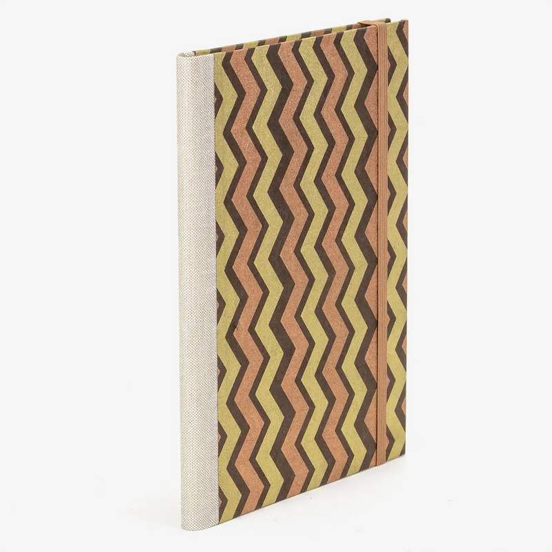 Notizbuch-A5-liniert-144Seiten-bezogen-mit-Loktapapier-Zacken-gold-Braun-Cover-seitlich-hinten-3