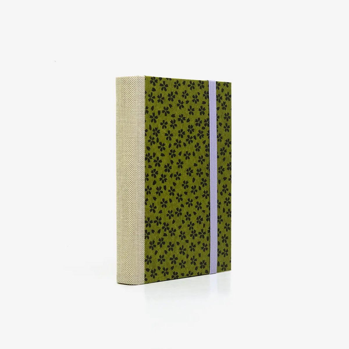 Notizbuch-blanko-9x14cm-224seiten-cover-mit-Lackpapier-Motiv-SCHWARze-blumen-auf-gruen-seitlich-hinten