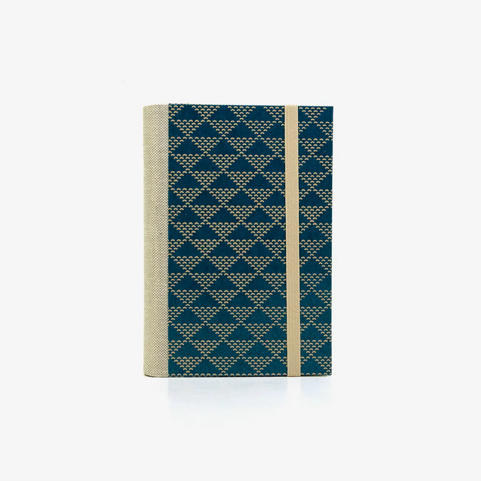 Notizbuch-blanko-9x14cm-224seiten-cover-mit-Lackpapier-Motiv-dreieckspattern-dotted-beige-blau-Pattern-vorn