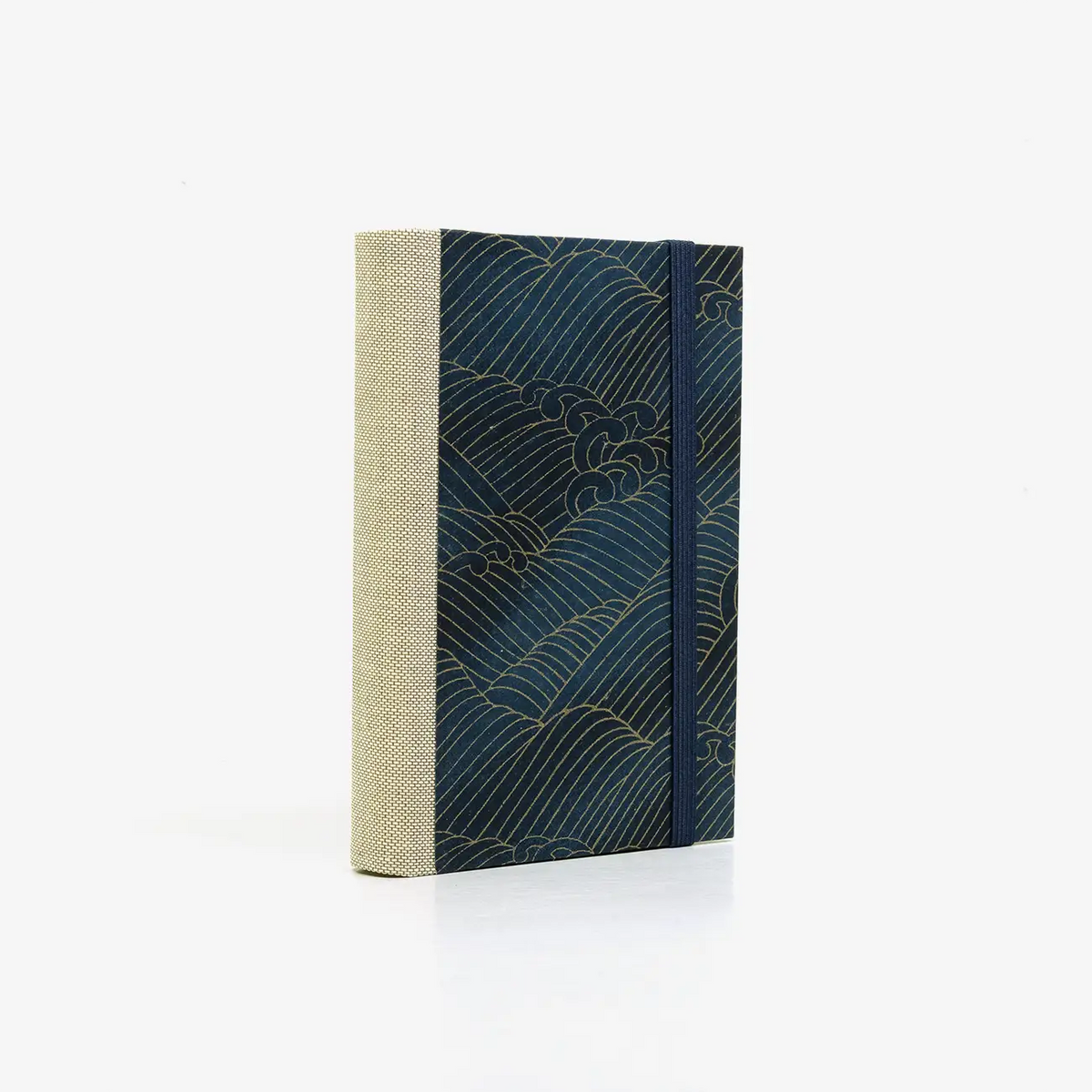 Notizbuch-blanko-9x14cm-224seiten-cover-mit-chiyogami-Motiv-Welle-gold-auf-blau-seitlich-hinten