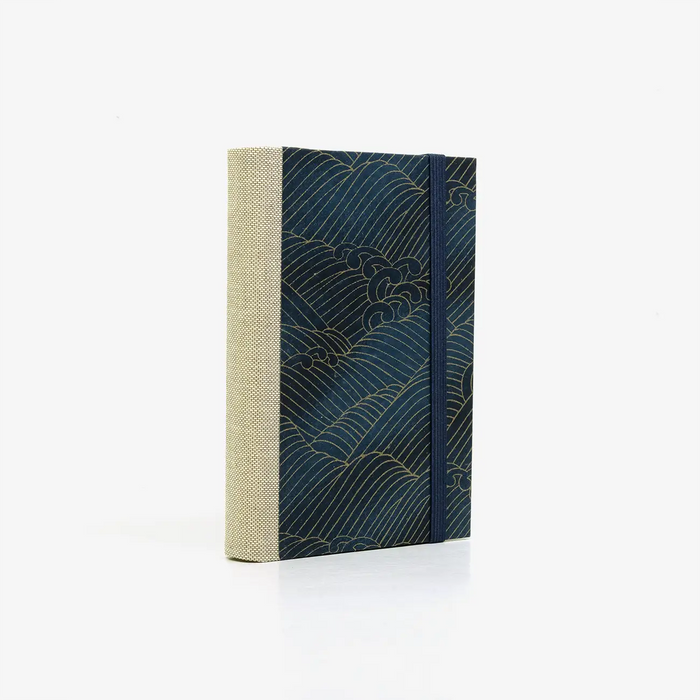 Notizbuch-blanko-9x14cm-224seiten-cover-mit-chiyogami-Motiv-Welle-gold-auf-blau-seitlich-hinten