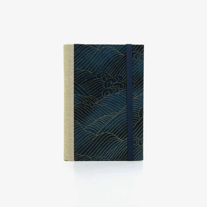 Notizbuch-blanko-9x14cm-224seiten-cover-mit-chiyogami-Motiv-Welle-gold-auf-blau-vorn