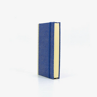 Notizbuch-blanko-9x14cm-224seiten-cover-mit-chiyogami-Motiv-same-komon-silber-auf-blau-liegend-seitlich-vorn