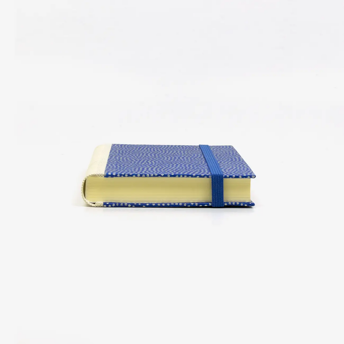 Notizbuch-blanko-9x14cm-224seiten-cover-mit-chiyogami-Motiv-same-komon-silber-auf-blau-liegend-vorn