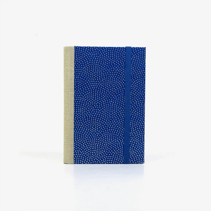 Notizbuch-blanko-9x14cm-224seiten-cover-mit-chiyogami-Motiv-same-komon-silber-auf-blau-vorn