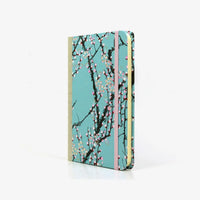 Notizbuch-kariert-12x16.5cm-Cover-Chiyogami-Motiv-Kirschzweige-mit_Blueten-auf-hellblau-seitlich-von-vorn