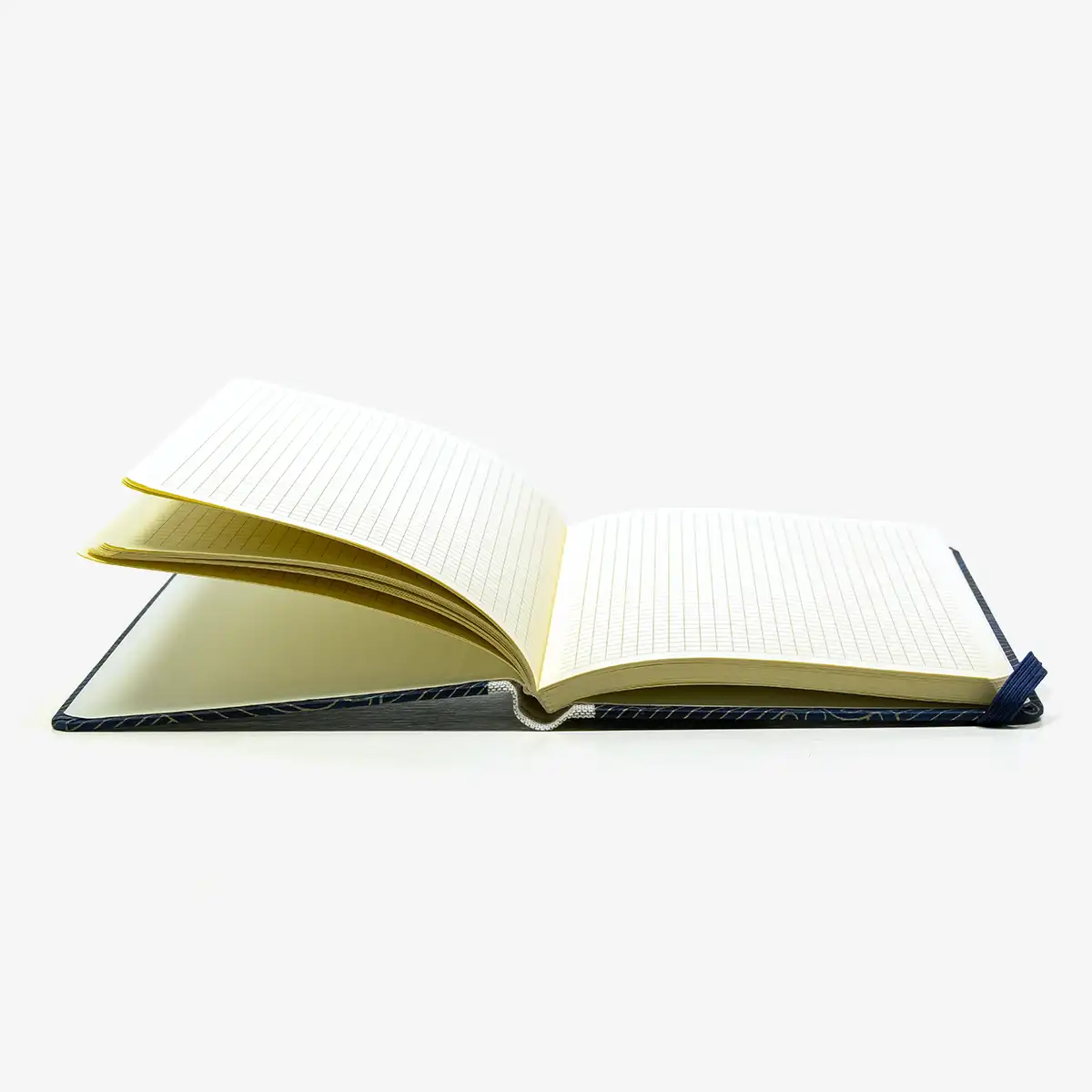 Notizbuch-kariert-12x16.5cm-Cover-Chiyogami-Motiv-Nami-Welle-Gold-auf-changierendem-Blau-aufgeschlagen