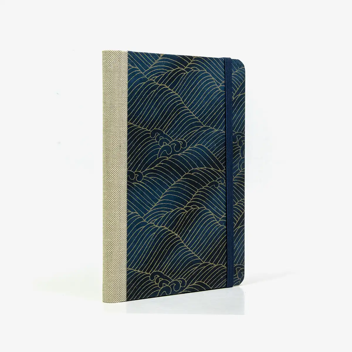 Notizbuch-kariert-12x16.5cm-Cover-Chiyogami-Motiv-Nami-Welle-Gold-auf-changierendem-Blau-seitlich-von-hinten