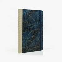 Notizbuch-kariert-12x16.5cm-Cover-Chiyogami-Motiv-Nami-Welle-Gold-auf-changierendem-Blau-seitlich-von-hinten