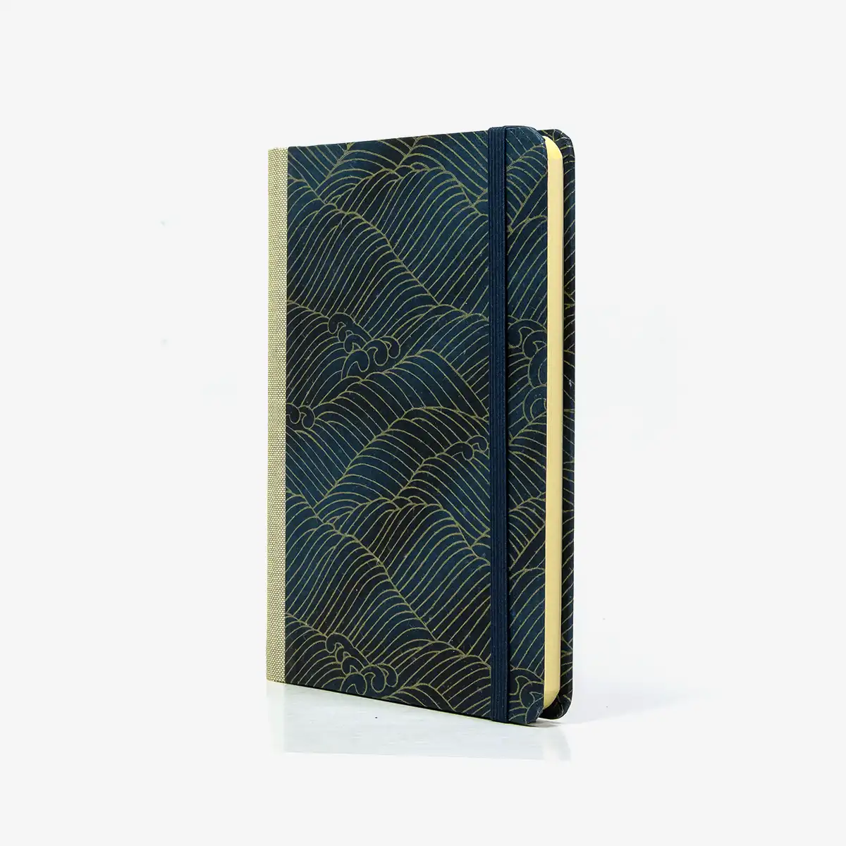Notizbuch-kariert-12x16.5cm-Cover-Chiyogami-Motiv-Nami-Welle-Gold-auf-changierendem-Blau-seitlich-von-vorn