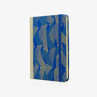 Notizbuch-kariert-12x16.5cm-Cover-Chiyogami-Motiv-Saitenspiel-blau-seitlich-von-vorn