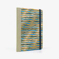 Notizbuch-kariert-12x16.5cm-Cover-Chiyogami-Motiv-gewelte-striche-gold-rot-blau-weiss-seitlich-von-hinten