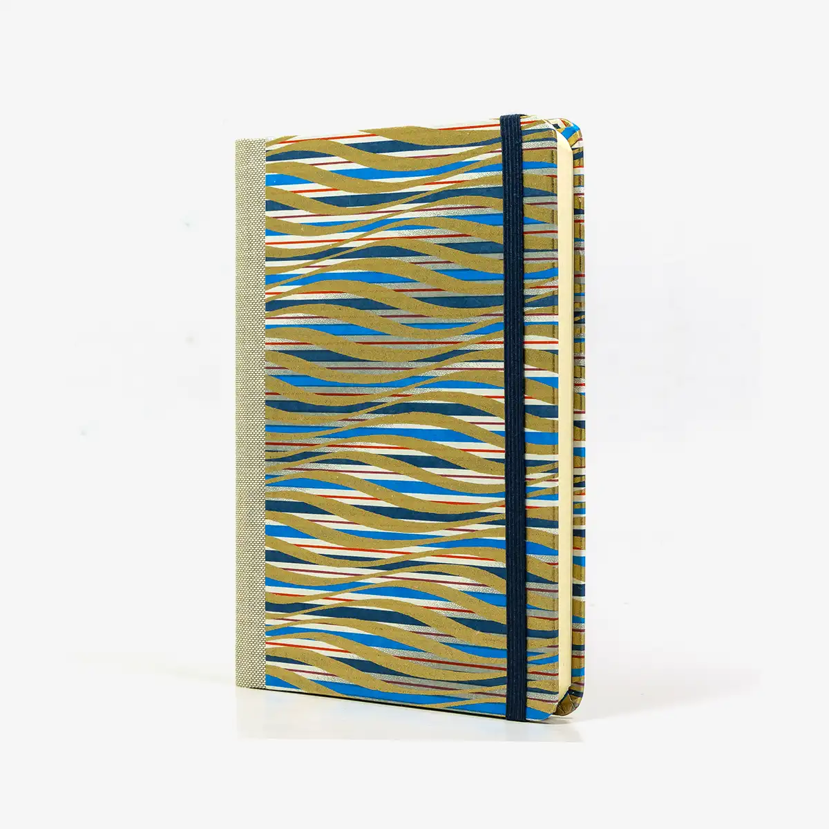 Notizbuch-kariert-12x16.5cm-Cover-Chiyogami-Motiv-gewelte-striche-gold-rot-blau-weiss-seitlich-von-vorn