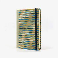 Notizbuch-kariert-12x16.5cm-Cover-Chiyogami-Motiv-gewelte-striche-gold-rot-blau-weiss-seitlich-von-vorn