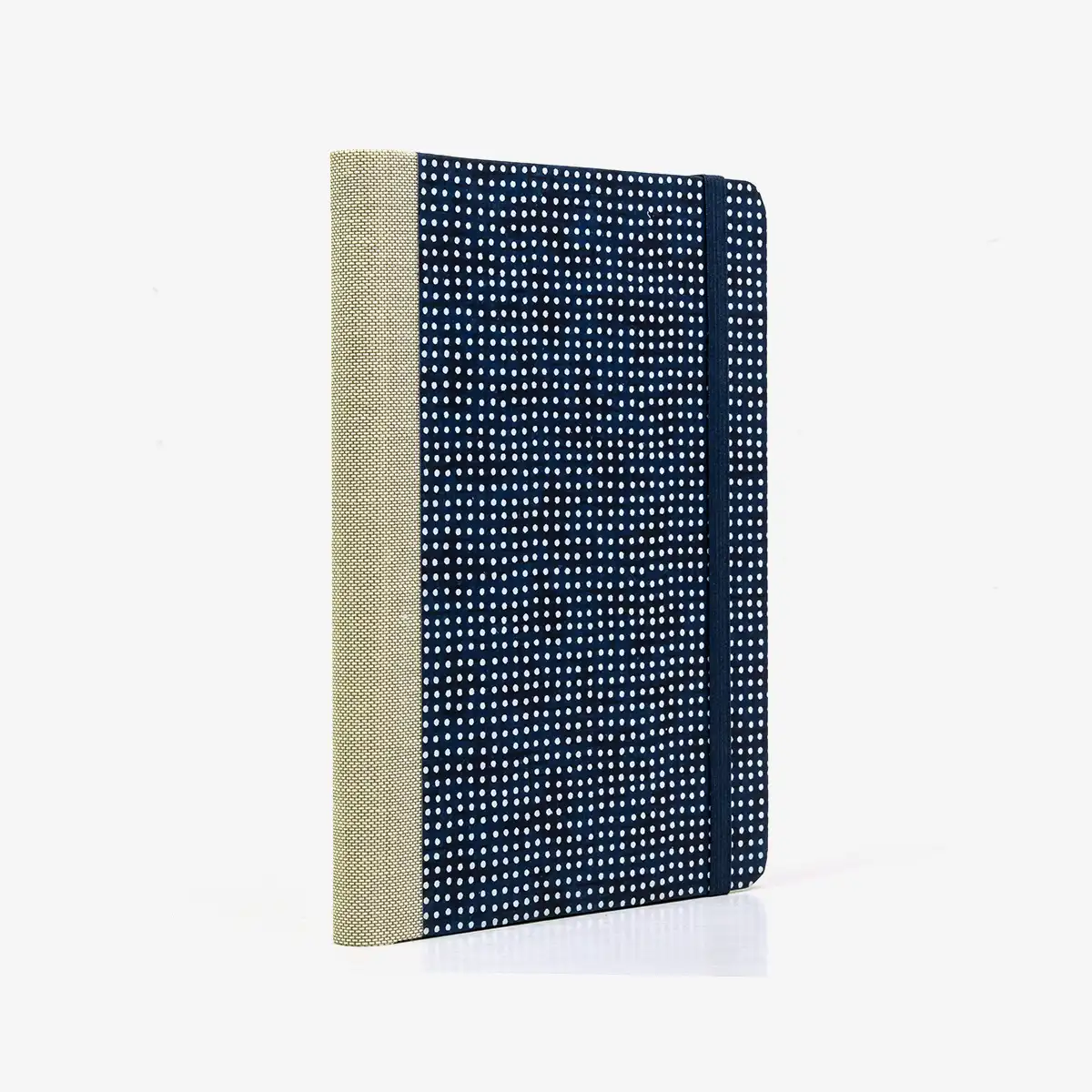Notizbuch-kariert-12x16.5cm-Cover-Chiyogami-Motiv-weisse-punkte-auf-blau-seitlich-von-hinten