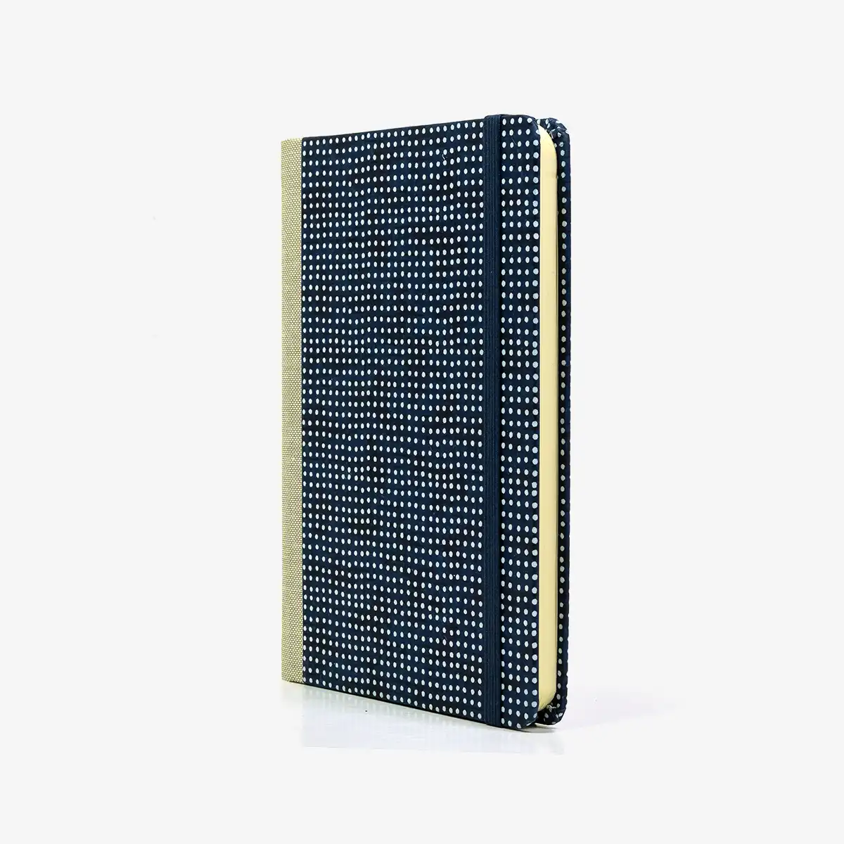 Notizbuch-kariert-12x16.5cm-Cover-Chiyogami-Motiv-weisse-punkte-auf-blau-seitlich-von-vorn