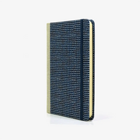 Notizbuch-kariert-12x16.5cm-Cover-Chiyogami-Motiv-weisse-punkte-auf-blau-seitlich-von-vorn