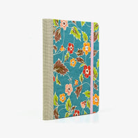 Notizbuch-kariert-12x16.5cm-Cover-katazome-Shi-Motiv-Blumenornament-auf-hellblau-seitlich-von-hinten