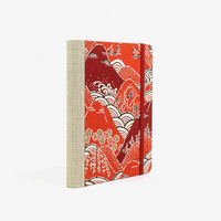 Notizbuch-liniert-12x16.5cm-244seiten-Katazome-Shi-Motiv-Berge-rot-cover-seitlich-von-hinten