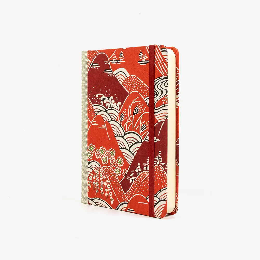 Notizbuch-liniert-12x16.5cm-244seiten-Katazome-Shi-Motiv-Berge-rot-cover-seitlich-von-vorn