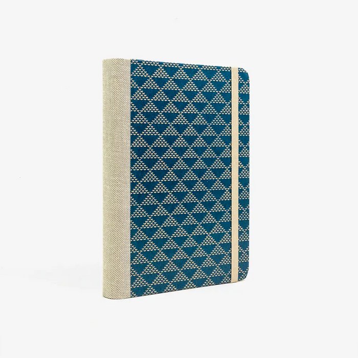 Notizbuch-liniert-12x16.5cm-244seiten-Urushi-Motiv-Dreieckecke-dotted-beige-auf-blau-cover-seitlich-von-hinten