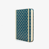 Notizbuch-liniert-12x16.5cm-244seiten-Urushi-Motiv-Dreieckecke-dotted-beige-auf-blau-cover-seitlich-von-vorn