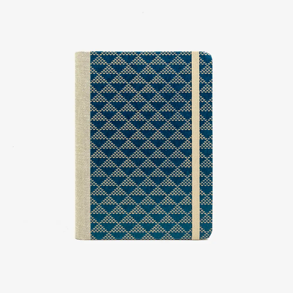 Notizbuch-liniert-12x16.5cm-244seiten-Urushi-Motiv-Dreieckecke-dotted-beige-auf-blau-cover-von-vorn