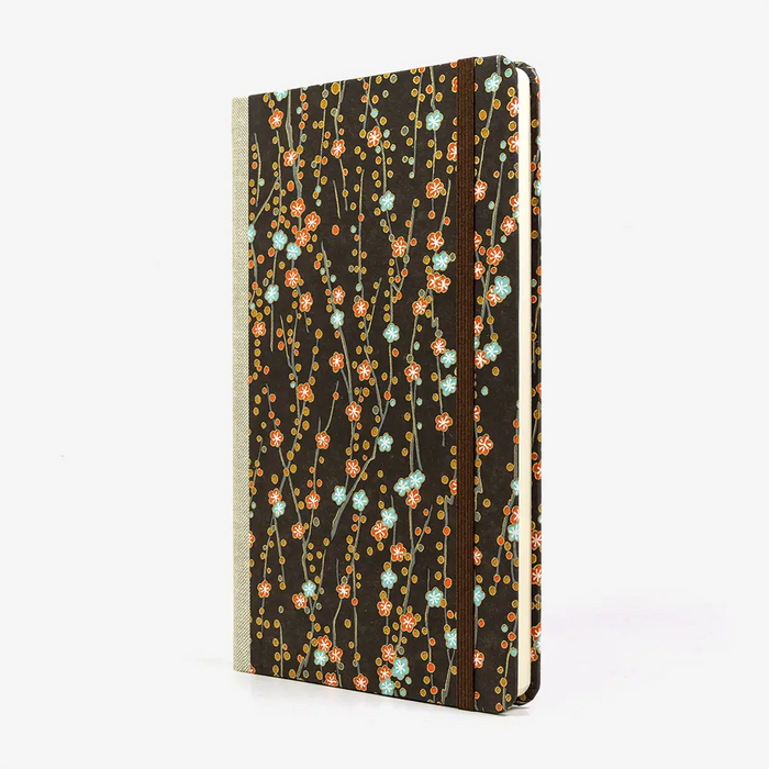 Notizbuch-liniert-13x21cm-Chiyogami-192-Seiten-Motiv-blumenranken-auf-braun-cover-seitlich-von-Vorn