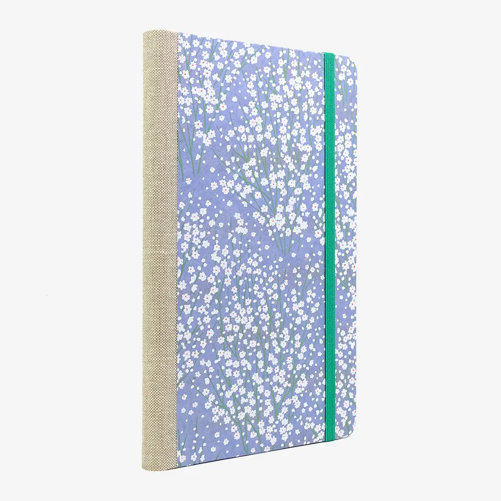 Notizbuch-liniert-13x21cm-Chiyogami-192-Seiten-Motiv-kleine-weisse-Blueten-am-Busch-flieder-cover-seitlich-von-hinten