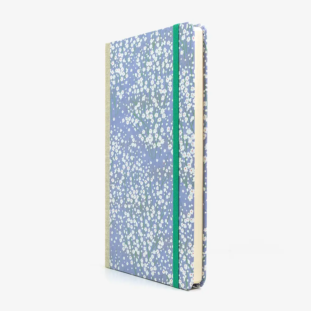 Notizbuch-liniert-13x21cm-Chiyogami-192-Seiten-Motiv-kleine-weisse-Blueten-am-Busch-flieder-cover-seitlich-von-vorn