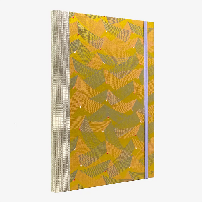Notizbuch-liniert-17x24cm-192seiten-cover-mit-Chiyogami-Papier-Motiv-Saitenspiel-Gold-seitlich-von-hinten