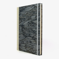 Notizbuch-liniert-17x24cm-192seiten-cover-mit-Chiyogami-Papier-Motiv-Wasser-in-Silber-und-Gold-auf-Anthrazit.seitlich-von-vorn