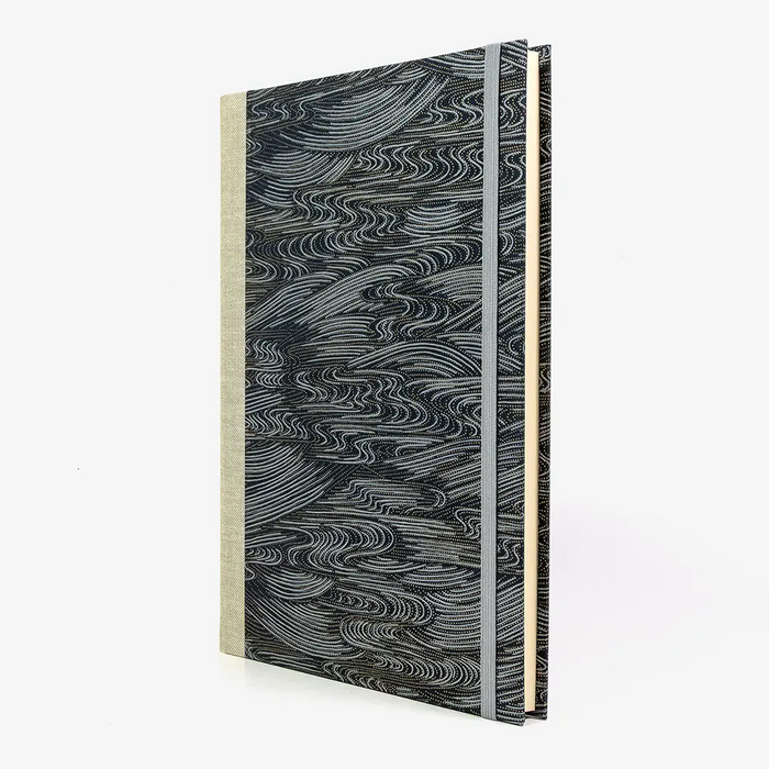 Notizbuch-liniert-17x24cm-192seiten-cover-mit-Chiyogami-Papier-Motiv-Wasser-in-Silber-und-Gold-auf-Anthrazit.seitlich-von-vorn