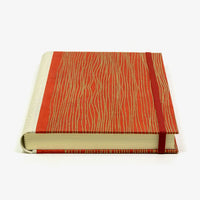Notizbuch-liniert-A5-288Seiten-cover-lokta-Papier-Motiv-goldene-linien-auf-Rot-liegend