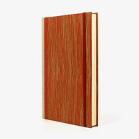 Notizbuch-liniert-A5-288Seiten-cover-lokta-Papier-Motiv-goldene-linien-auf-Rot-seitlich-von-vorn