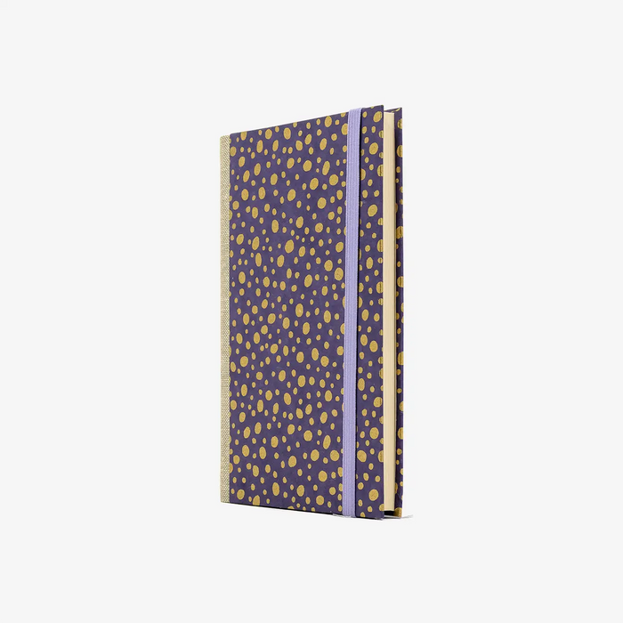Notizbuch-liniert-A6-Blaupause-144seiten-mit-Chiyogami-cover-bezogen-Motiv-Dots-gold-on-purple-cover-seitlich-von-vorn