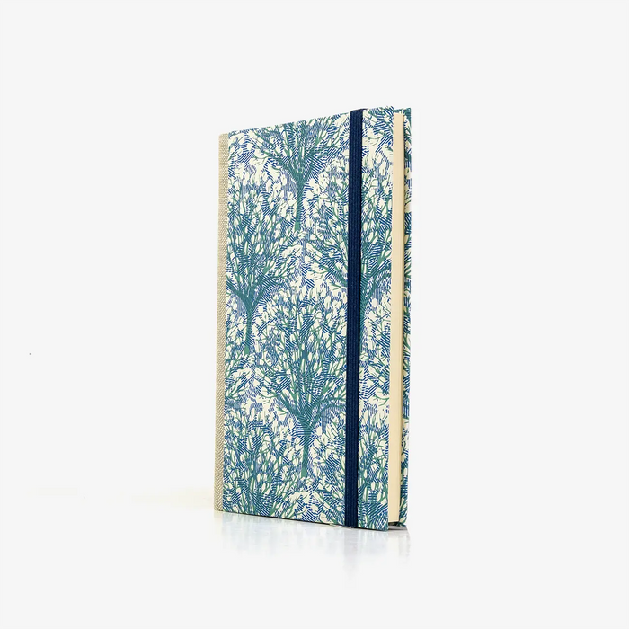 Notizbuch-liniert-A6-Blaupause-144seiten-mit-Siebdruckpapier--cover-bezogen-Motiv-Baum-gruen-Blau-cover-seitlich-von-vorn