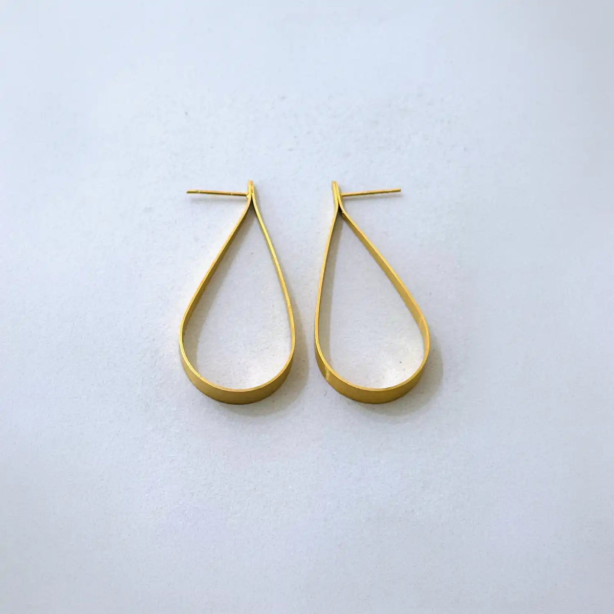 Ohrringe-Edelstahl-14k-vergoldet-Tropfenform-gebuerstetem-Gold-Produktansicht-1