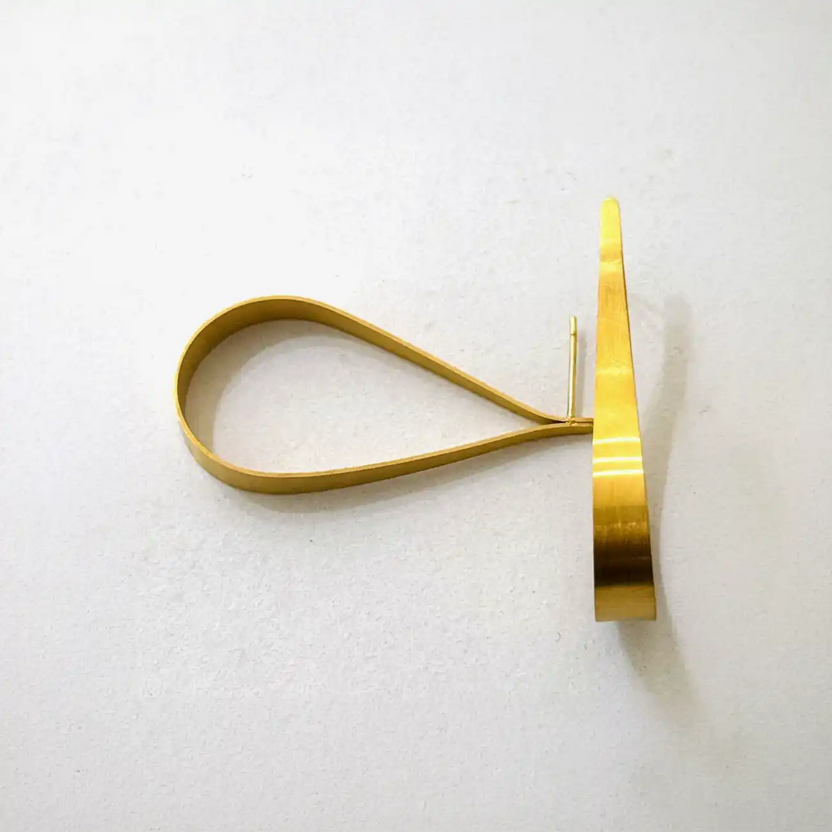 Ohrringe-Edelstahl-14k-vergoldet-Tropfenform-gebuerstetem-Gold-Produktansicht-2