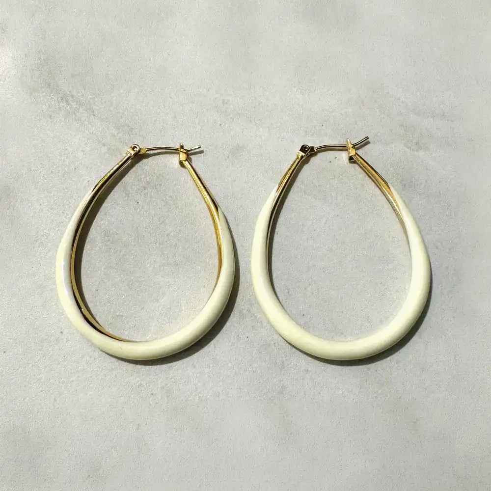 Ohrringe-Lucy-Edelstahl-Gold-plattiert-emailliert-wasserdicht-47mmx36mm-weiss-Produktansicht-840px