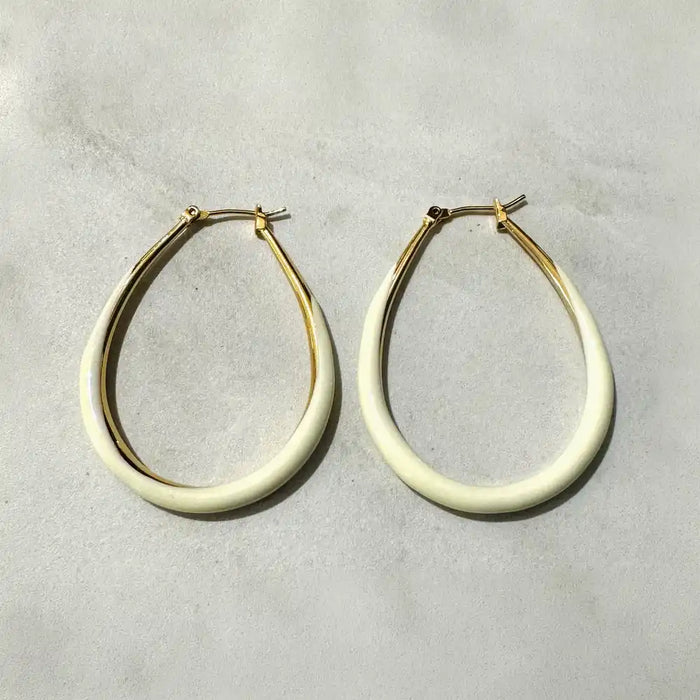 Ohrringe-Lucy-Edelstahl-Gold-plattiert-emailliert-wasserdicht-47mmx36mm-weiss-Produktansicht-840px