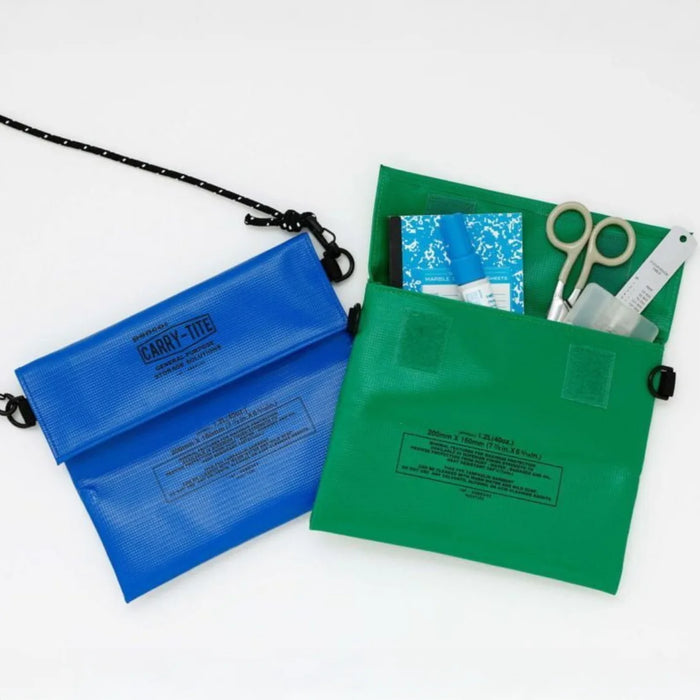 Penco-Carry-tite-Stiftemappe-gruen-aus-Lkwplane-Produktansicht-Beispiel-mit-blauer-tasche_