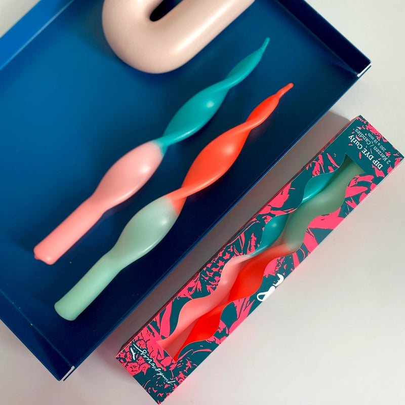 Pink-Storie-Dip-Dye-Curly-Miami-Edition-dunkelblau-2-Kerzen-in-einer-Schale-und-in-einer-verpackung